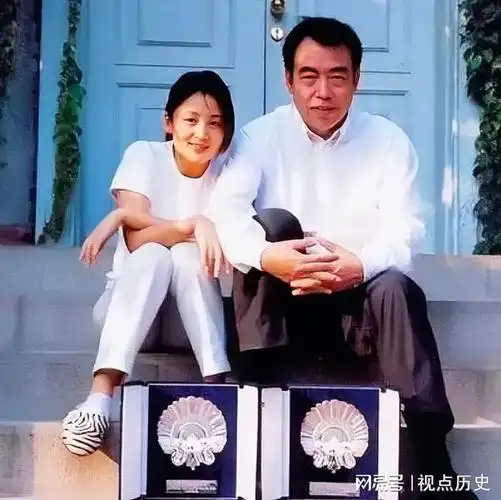 42岁陈凯歌和26岁陈红的温馨合影,二人十分般配