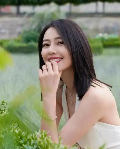 高圆圆罕见拍写真这么性感,真空穿马甲 阔腿裤,变个风格变化大