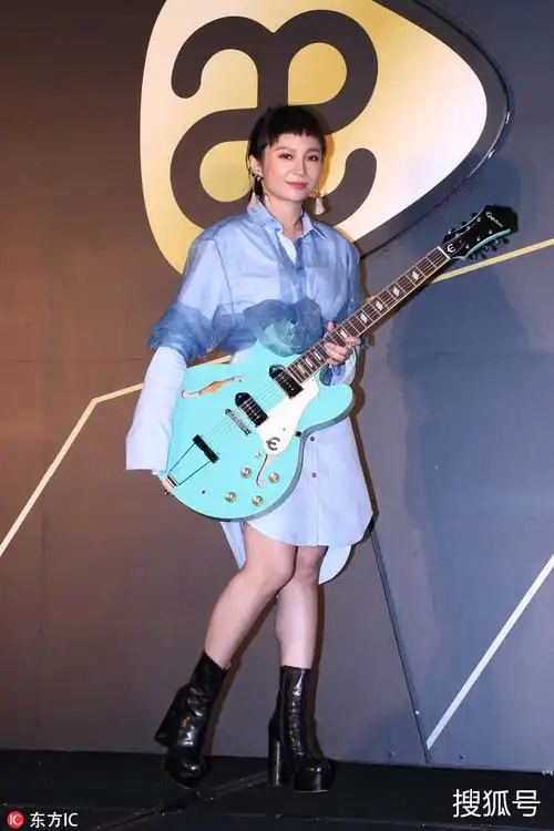 1/ 12 2018年10月24日,飞儿乐团前女主唱faye以本名詹雯婷入新东家.