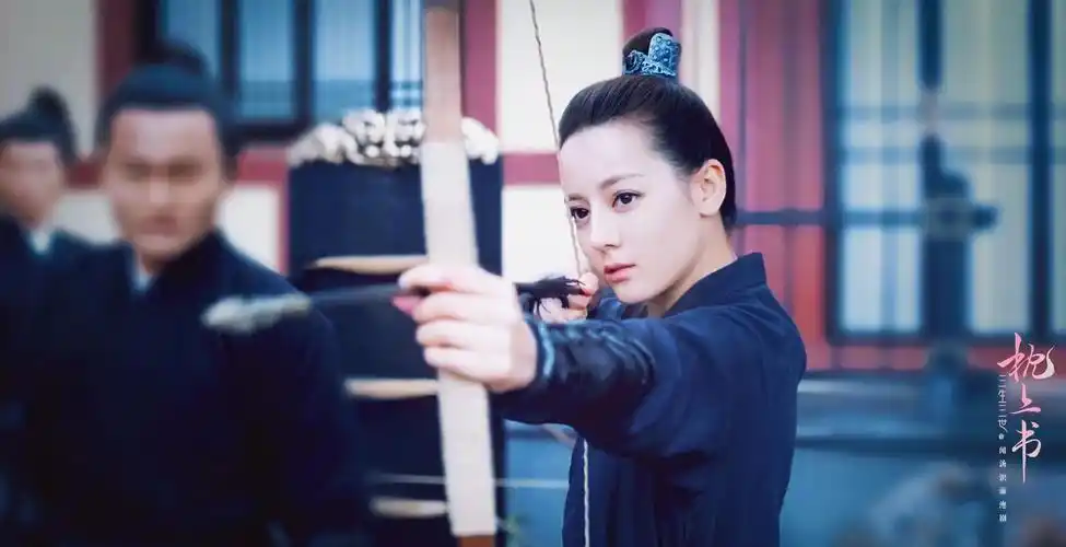 来看看迪丽热巴剧中女扮男装的造型