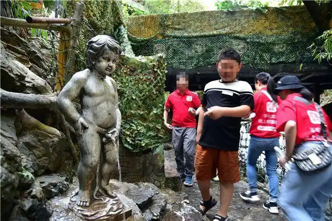 广东景区尿尿男童的小鸡鸡被游客掰掉头工作人员称只能换新雕塑
