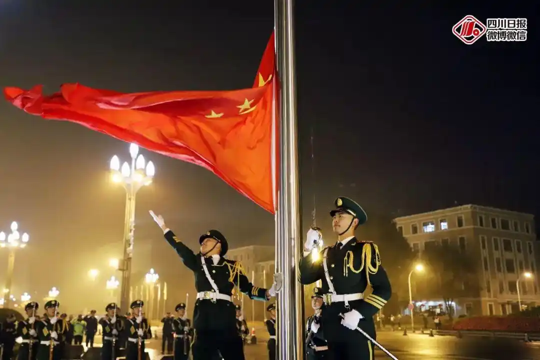 2020年的第一次升旗!阿中勇敢飞,izhong永相随_国旗护卫队