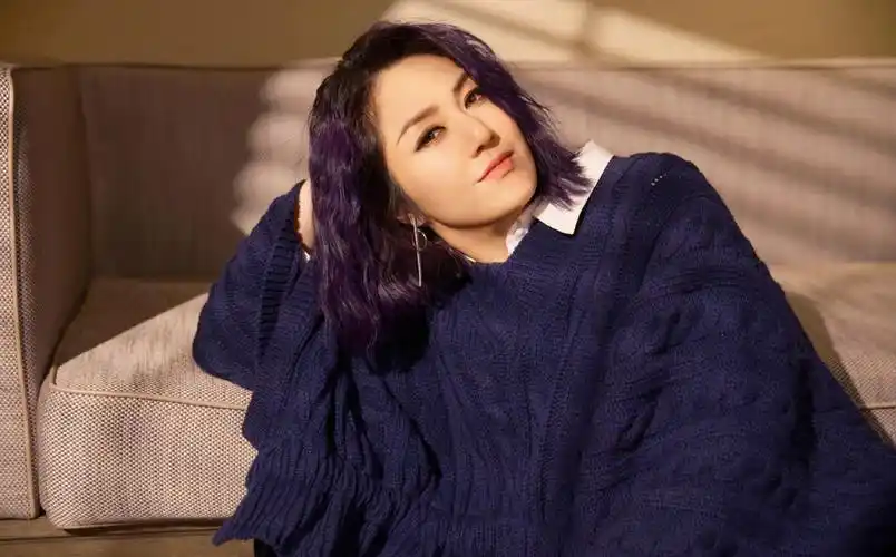 杨千嬅|48岁杨千嬅庆结婚12周年!与小5岁老公同框合影,夫妻恩爱温馨