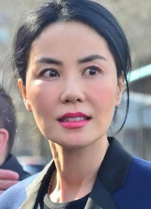 王菲近照皮肤松弛衰老,谢霆锋为何对她死心塌地?