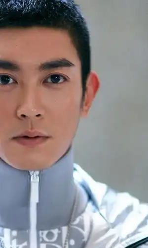 霍思燕杜江深夜会友,穿着随意开心热聊,室内吸烟动作娴熟老练