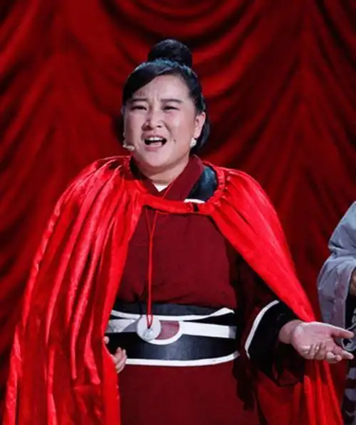 这一次,"消失"的贾玲,已经在另一条大路上越走越远!