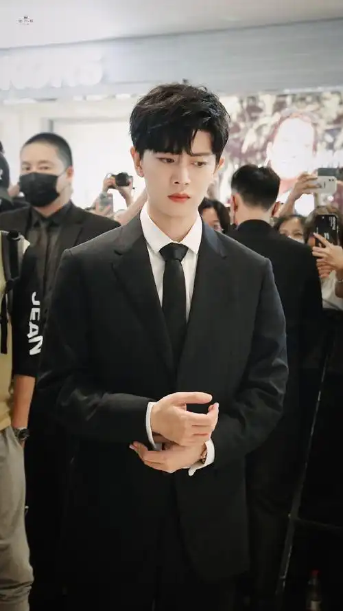 任嘉伦黑色西装