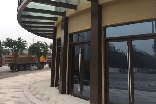 渝高带框地弹簧门