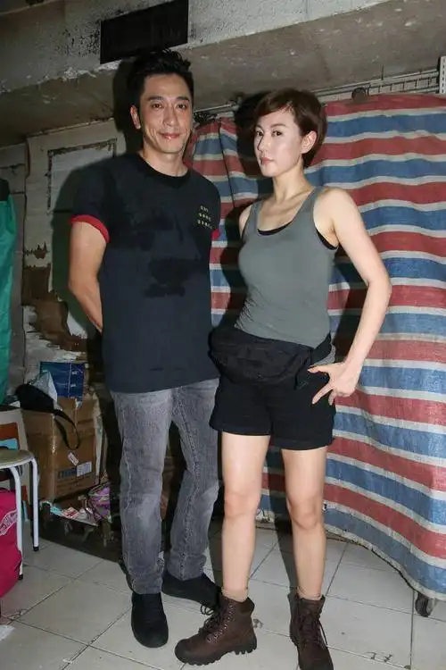 吴卓羲祝福张馨予 和刘心悠合影吴卓羲表示拍完这部戏就回去内地拍戏