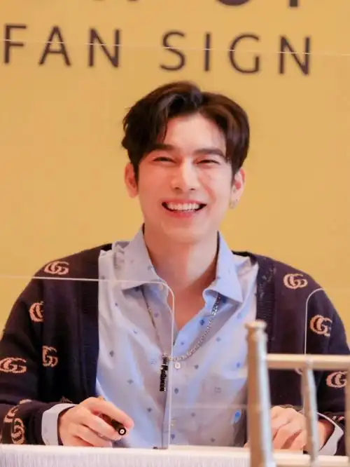 项链,是g my queen吗今天手上也没带戒指,嘿嘿嘿期待一下今晚#mewgulf