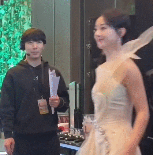 为防止赵丽颖摔倒,林更新在台上和台下都帮她提裙子,尽显他的君子风范