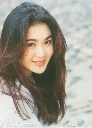 温碧霞:早年以"性感美女"著称的温碧霞,2000年10月1日嫁给香港富商