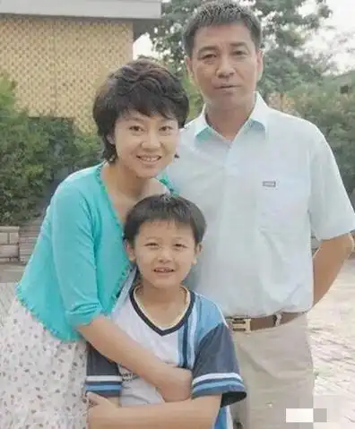 2004年,邹伟一回家就对正在煮饭的闫妮大声宣布:我们离婚吧