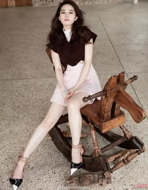 刘亦菲往期大片【 4 】【 3 】【 2 】【 1 】刘亦菲登上《优家画报