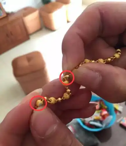 曝光:青岛麦凯乐所售周大福金项链掉色