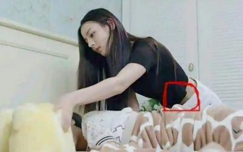 迪丽热巴无意间露出纹身,位置却令人尴很尬!网友:有什么故事?
