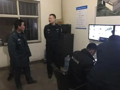 两会期间上党区公安局苏店派出所对重点单位进行夜间检查