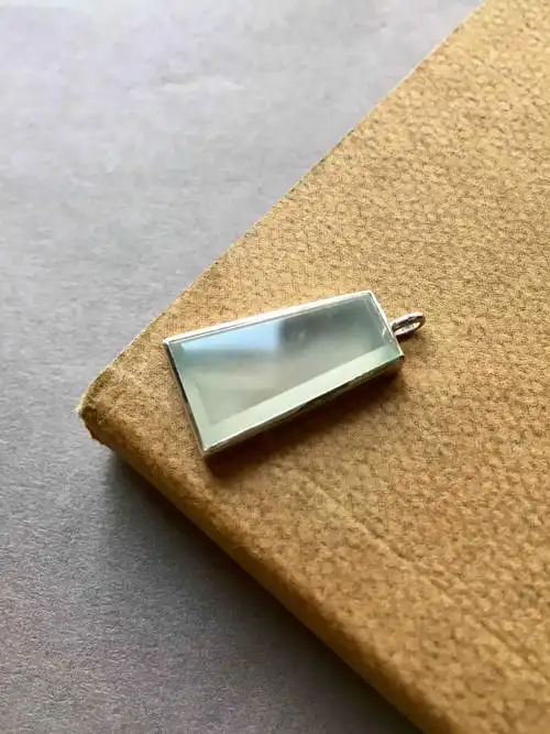 高冰种翡翠无事牌18k白金镶嵌