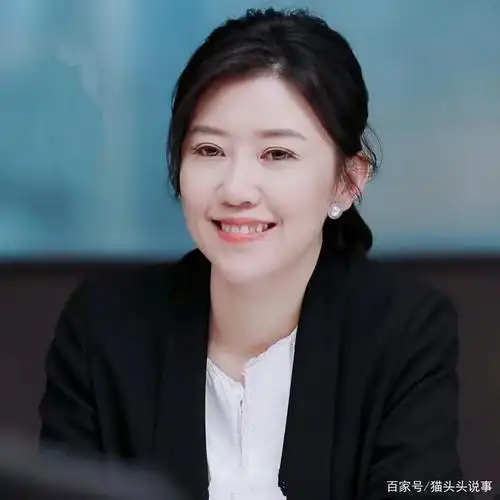 徐律师的衣着打扮在节目中也是值得被称道的,繁忙的工作之余保持对