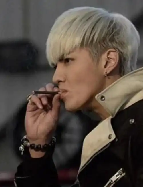 抽烟是这个样子的,不知道有没有撩到你呢井柏然的这个动作真的是有点