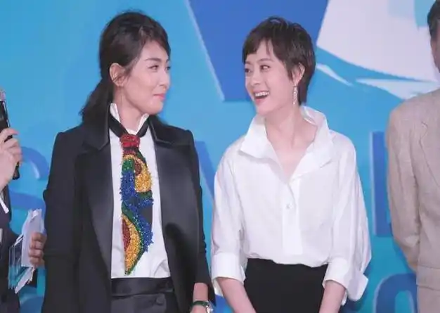 刘涛穿衬衫扮酷耍帅遇到小4岁孙俪一身黑白装扮真有cp感