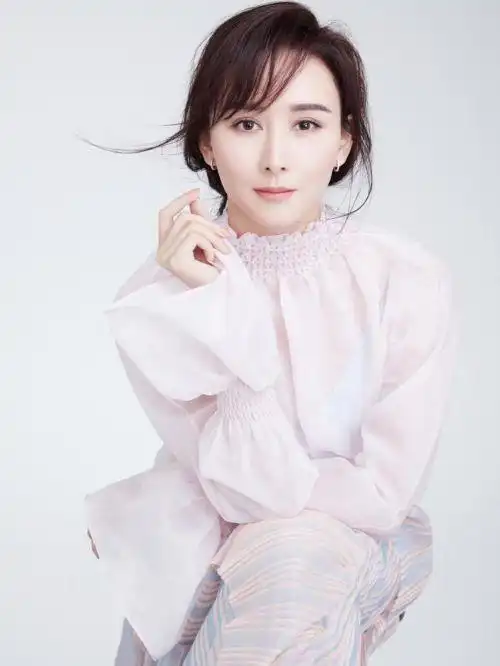 《网络时代的爱情》而获得关注,同年参演首部电视剧《大明宫词》;2002