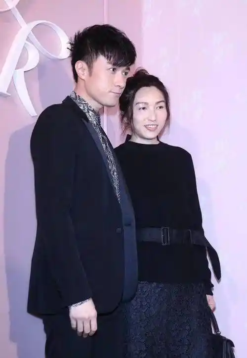 古巨基55岁妻子和林心如同框,打扮虽然低调朴素,但气质一点不差_服装