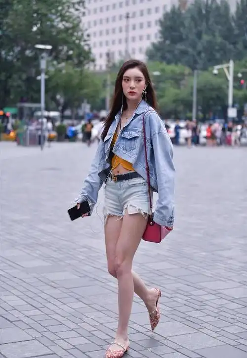 潮流街拍女孩,清凉短裤惊艳出场,青春活力在线