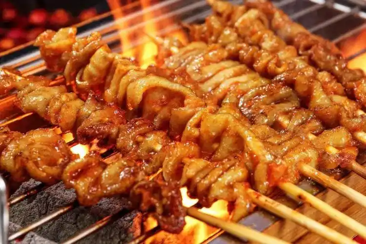 烤鸡皮丨从东北吃到西南▲ 鸡皮,在沸油里重生.