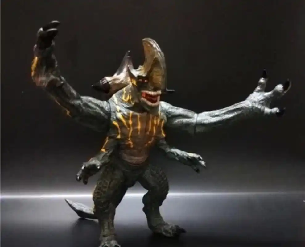 环太平洋怪兽模型展示:不论刀头兽还是斧头兽,都是开菊兽