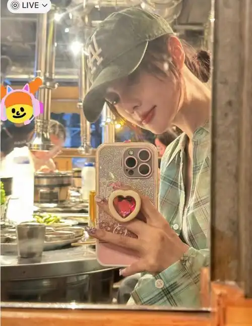 李小璐生活惬意惹人羡,绝世容颜美如少女,贾乃亮室内抽烟引争议