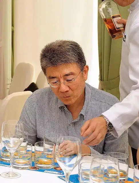 2015年,他的爱驹"钻石巨匠"得了冠军,陈崇伟有资格拉头马.