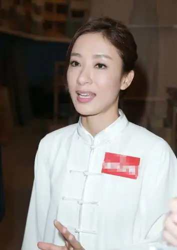 39岁杨怡近照,真空露背装抢镜,皮肤嫩出水了!