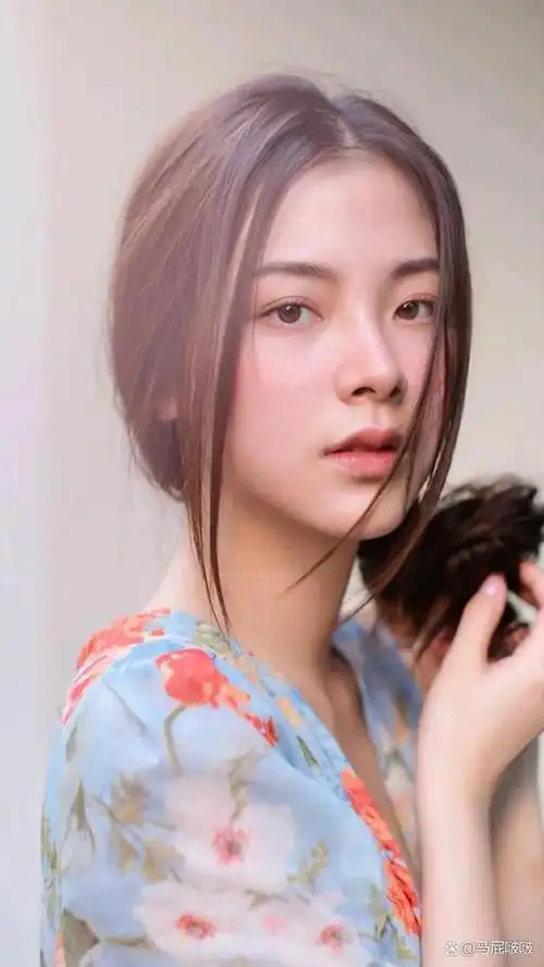 泰国第一美女"小水",人设大变走性感风,穿连体泳装秀曲线