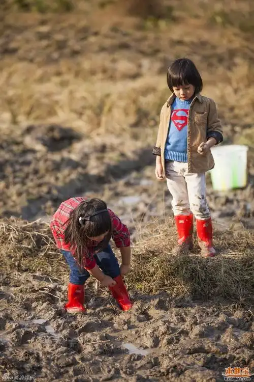 爸爸去哪儿第九期完整预告高清剧照 萌娃换爸爸挖泥鳅变泥娃