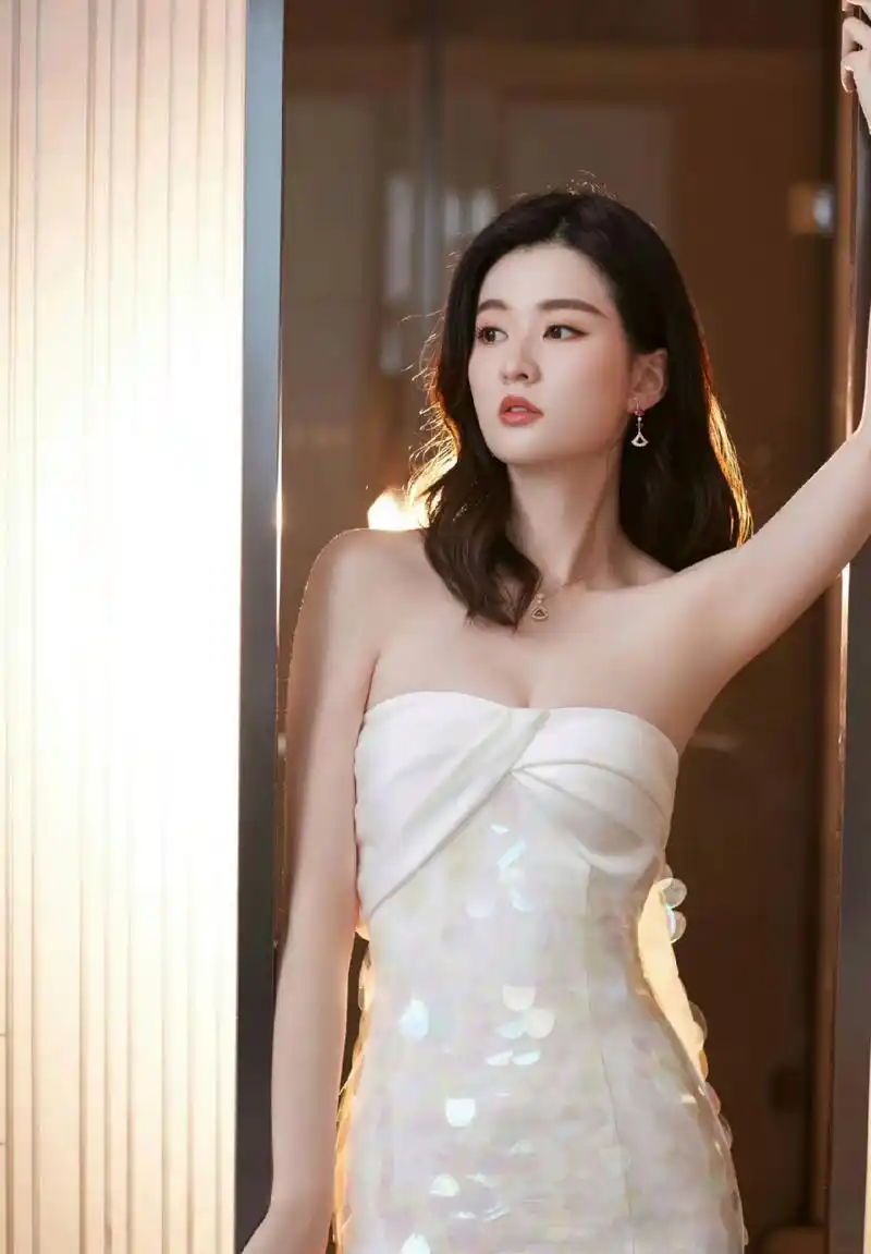 一个人戴眼镜与不戴眼镜的差别有多大,乔欣!