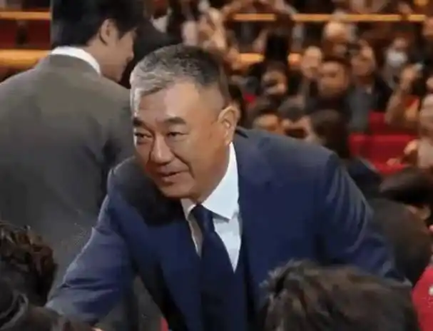 65岁丁勇岱弯腰打招呼53岁陈建斌坐着不动蒋勤勤眼神写满不屑