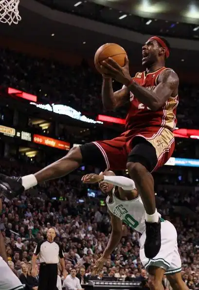 图文-[常规赛]骑士vs凯尔特人 詹姆斯扣篮火花四射_篮球-nba_nike新浪