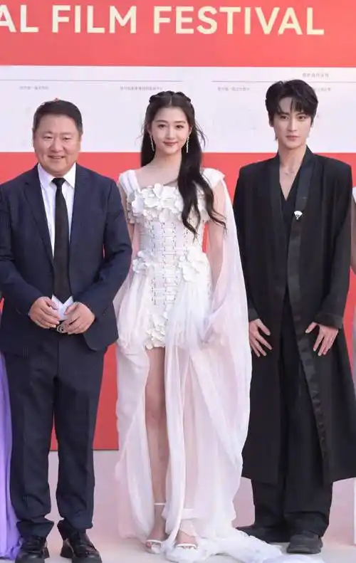 原创北影节红毯生图胡歌高圆圆同框氛围感拉满关晓彤抢眼49岁的林志玲