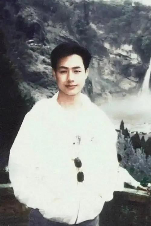 张颂文真是从小帅到大!年轻时神似张国荣,踏入中年不油腻有魅力