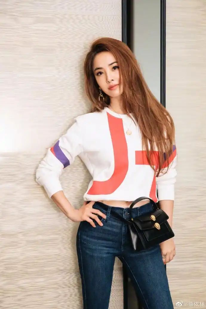 蔡依林海边度假穿开叉裙秀美腿 自侃旅行一趟又长高了