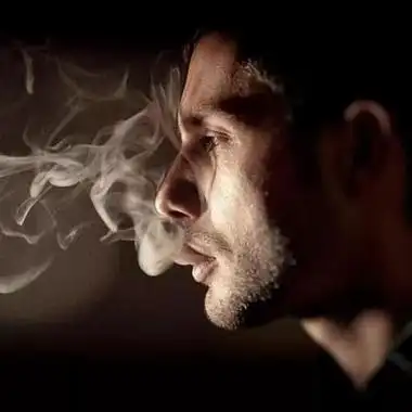 成熟沧桑大叔男人抽烟头像 黑白(男生头像成熟大叔抽烟)