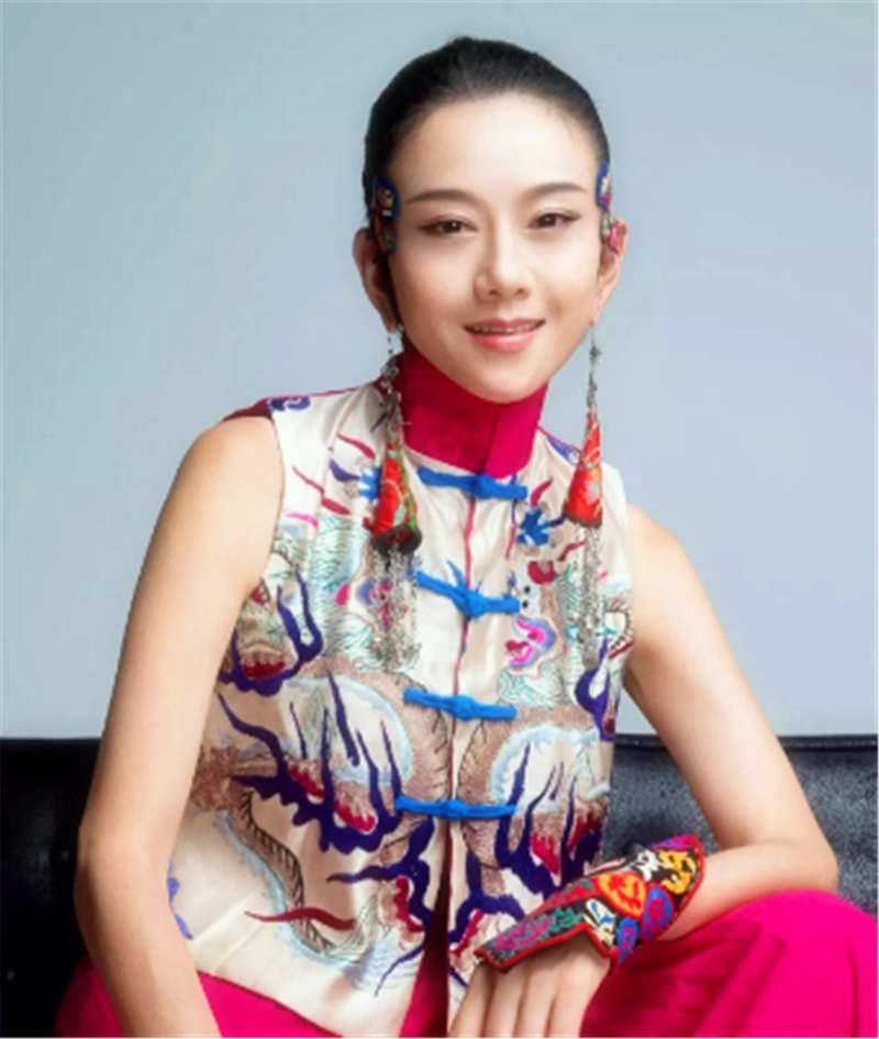 看到这张照片,我一下就明白了,为什么杨丽萍离不开她的帽子了,虽然