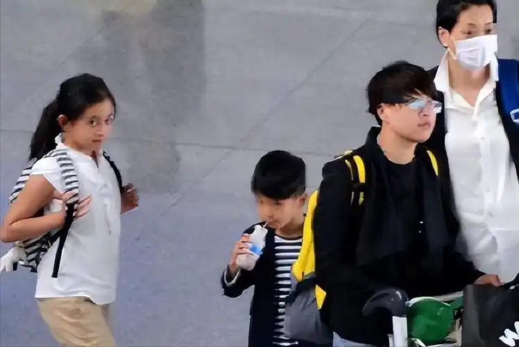 回顾毛阿敏参加爱女成人礼,学霸女儿打仨唇钉化浓妆,高颜值似妈