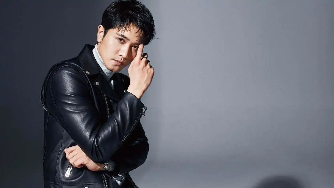 演员彭冠英,在影视剧中多次饰演霸道总裁,来看穿西装的帅哥