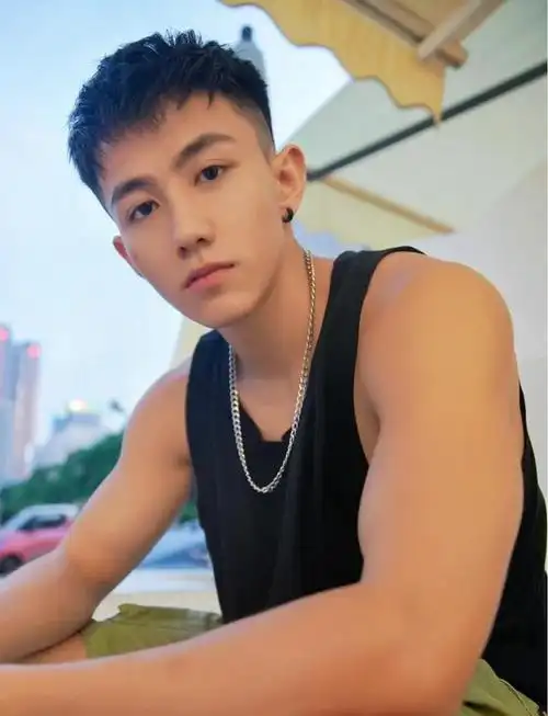 干净的脸如一汪清水,姣好的肌肤让他看起来就像一位17岁的少年