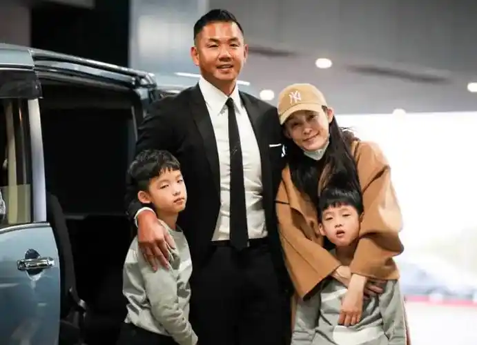 陈建州范玮琪晒一家四口合影 双胞胎儿子乖巧可爱_照片_娱乐