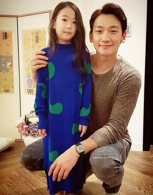 rain给女儿过生日减20斤瘦脱相女儿金色长发似艾莎公主