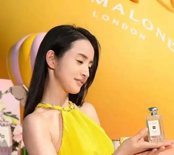 林依晨产后捞金穿黄裙子却显沧桑苹果肌下垂一脸苦相