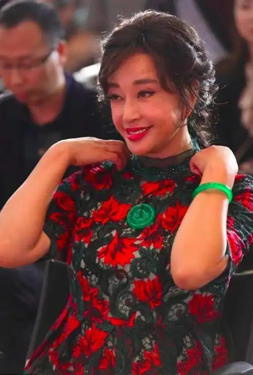 刘晓庆不愧是翡翠女王,这次戴的翡翠又换了!